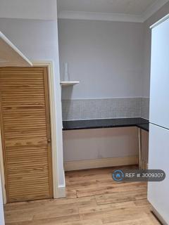 2 bedroom semi-detached house to rent, Clarendon Road, Ashford, TW15