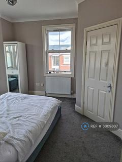 2 bedroom semi-detached house to rent, Clarendon Road, Ashford, TW15