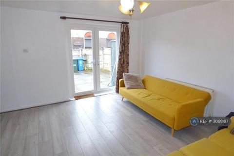 3 bedroom end of terrace house to rent, Crossbank Way, Middleton, Manchester, M24