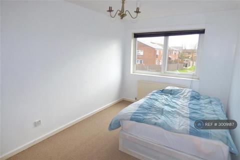 3 bedroom end of terrace house to rent, Crossbank Way, Middleton, Manchester, M24