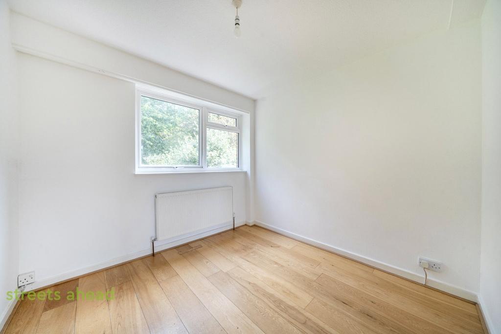 House in Surrey - View 4