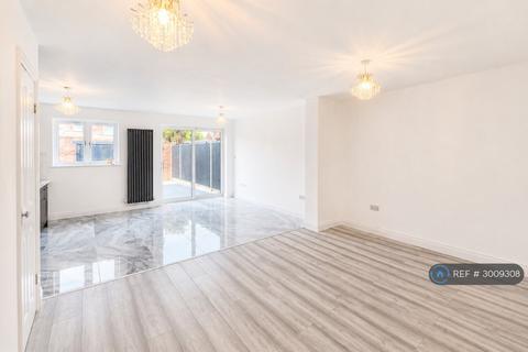 8 bedroom semi-detached house to rent, Langdale Drive, Hayes, UB4