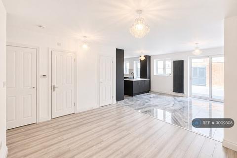 8 bedroom semi-detached house to rent, Langdale Drive, Hayes, UB4