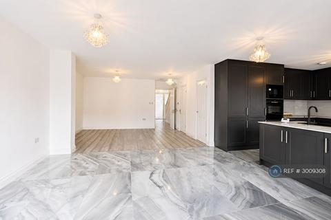 8 bedroom semi-detached house to rent, Langdale Drive, Hayes, UB4
