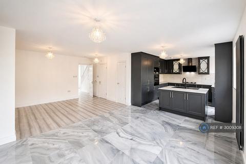 8 bedroom semi-detached house to rent, Langdale Drive, Hayes, UB4