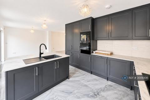 8 bedroom semi-detached house to rent, Langdale Drive, Hayes, UB4