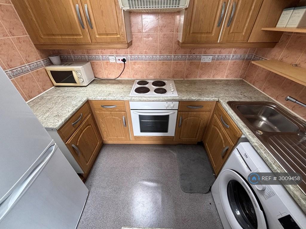Apartment in Greenford - View 3