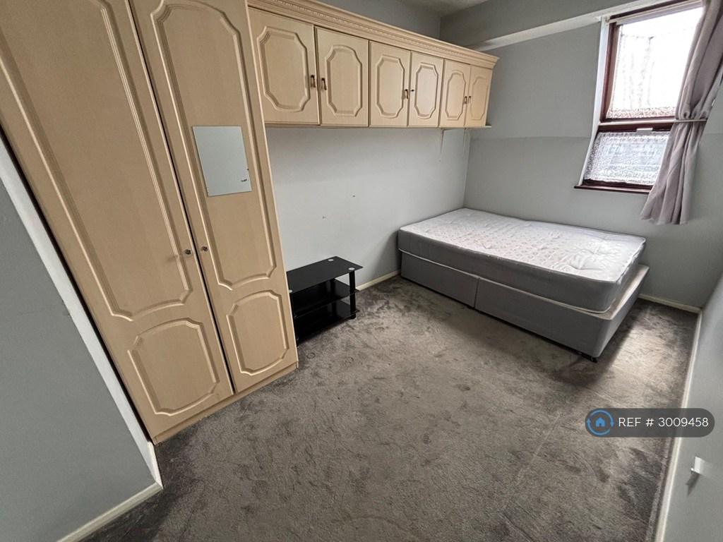 Apartment in Greenford - More