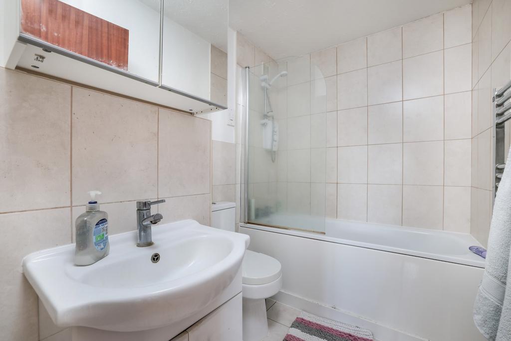 Apartment in Uxbridge - More