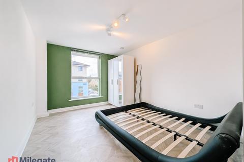 2 bedroom flat to rent, Admiralty Close, West Drayton UB7