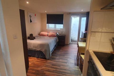 Studio to rent, Ash Grove
