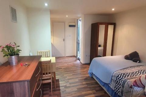 Studio to rent, Ash Grove