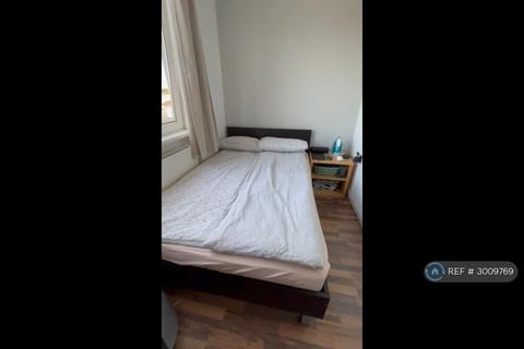 1 bedroom in a flat share to rent, Stebondale Street, London, E14
