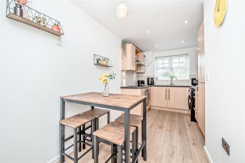 2 bedroom apartment for sale, Farnley Crescent, Leeds
