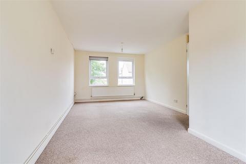 2 bedroom flat for sale, Coggeshall Close, Cambridge CB5