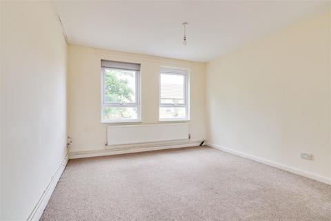 2 bedroom flat for sale, Coggeshall Close, Cambridge CB5