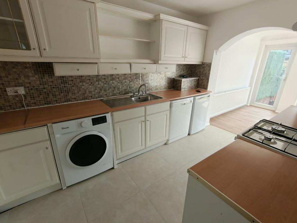House in London, Freezywater - View 3