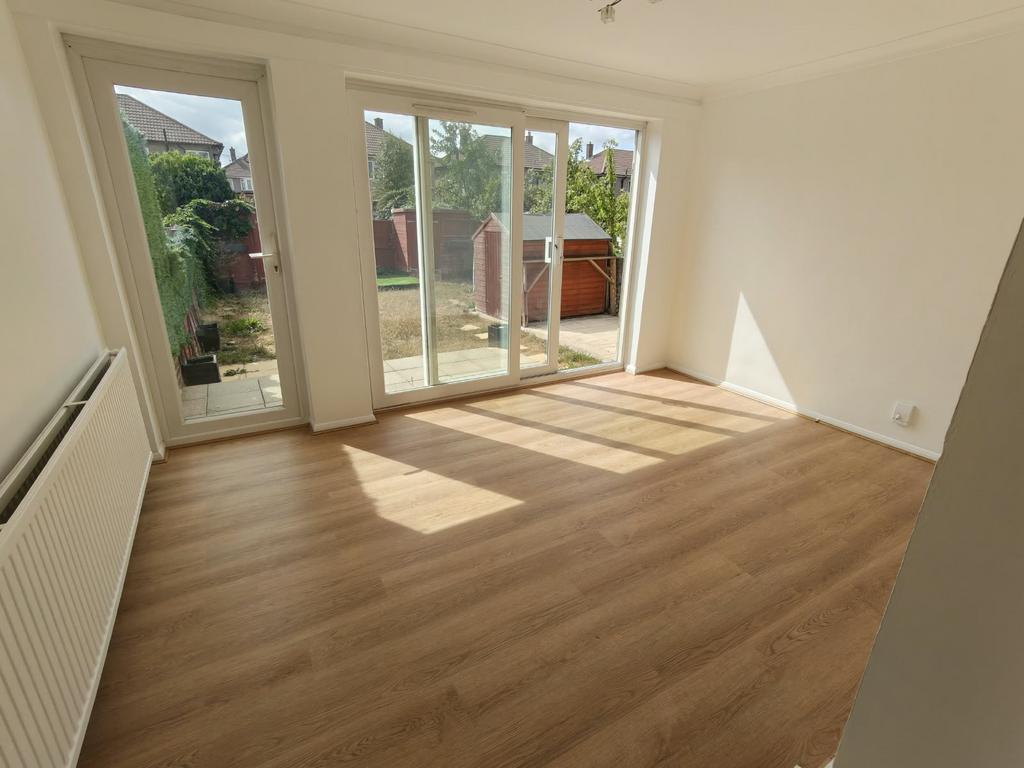 House in London, Freezywater - View 4