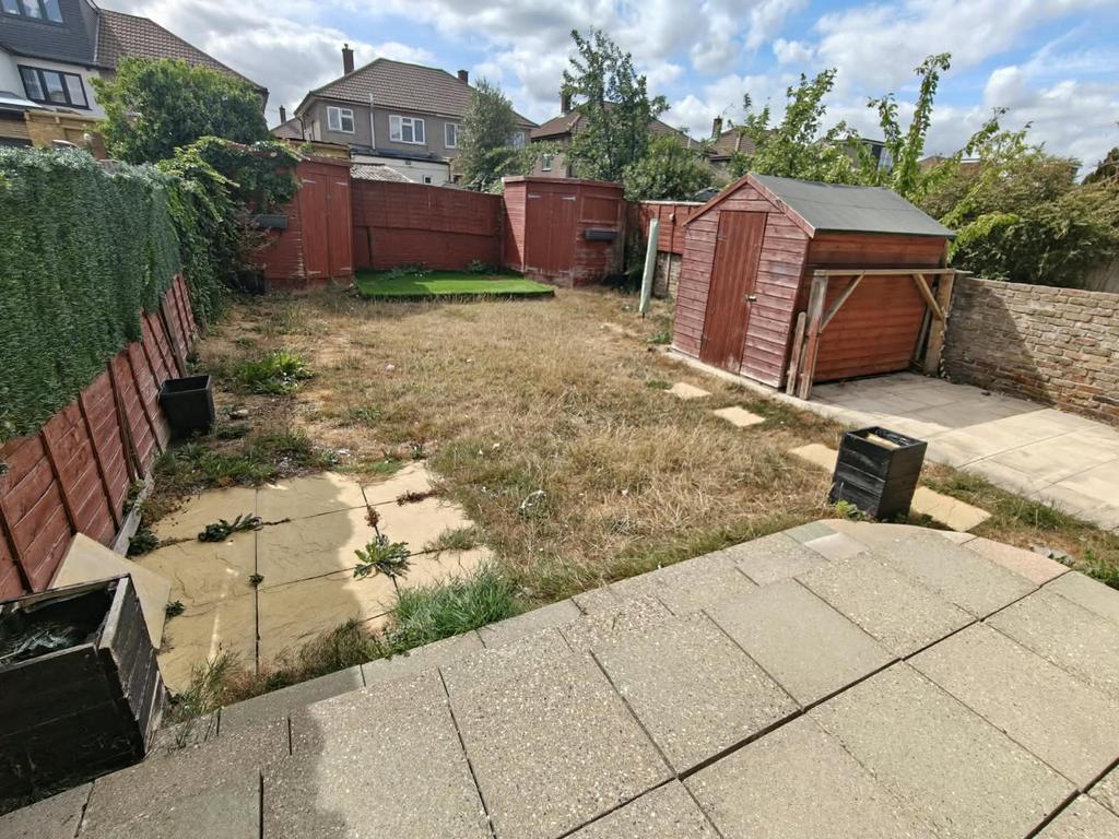 House in London, Freezywater - View 5