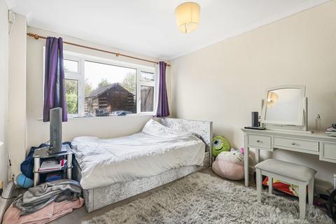 2 bedroom maisonette for sale, Oak Grove, Sunbury-on-Thames, Surrey, TW16