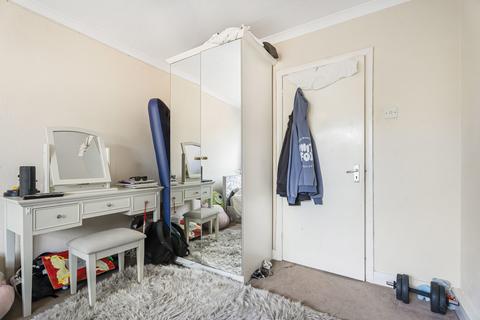 2 bedroom maisonette for sale, Oak Grove, Sunbury-on-Thames, Surrey, TW16