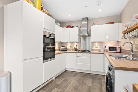 4 bedroom semi-detached house for sale, Beatrice Place, Fairfield SG5 4RZ