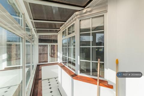 Studio to rent, Staines Road West, Ashford, TW15