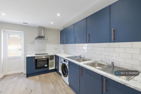 Studio to rent, Staines Road West, Ashford, TW15
