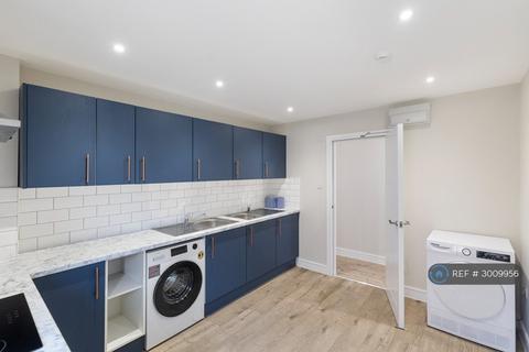 Studio to rent, Staines Road West, Ashford, TW15