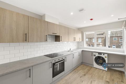 Studio to rent, Park Road, Ashford, TW15