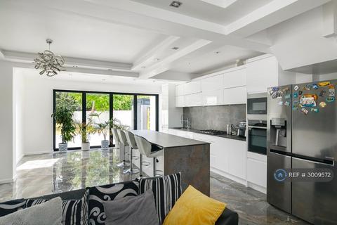 6 bedroom detached house to rent, Hounslow Road, Feltham, TW14