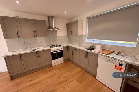 3 bedroom end of terrace house to rent, Rowrah Crescent, Manchester, M24