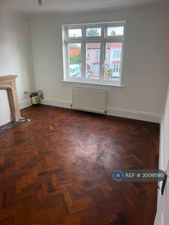 2 bedroom flat to rent, Hornchurch Road, Hornchurch, RM11