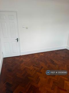 2 bedroom flat to rent, Hornchurch Road, Hornchurch, RM11