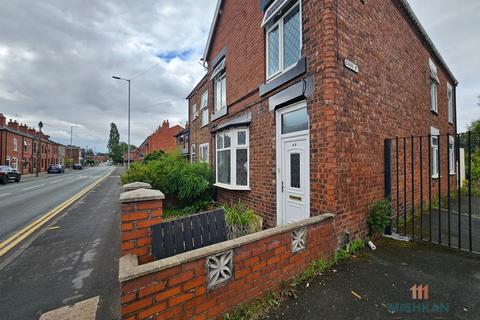 4 bedroom semi-detached house to rent, Warrington Road, Abram, Wigan