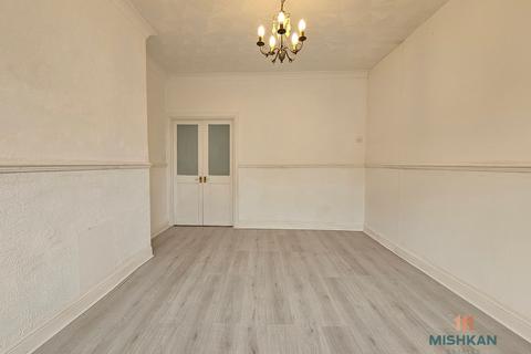 4 bedroom semi-detached house to rent, Warrington Road, Abram, Wigan