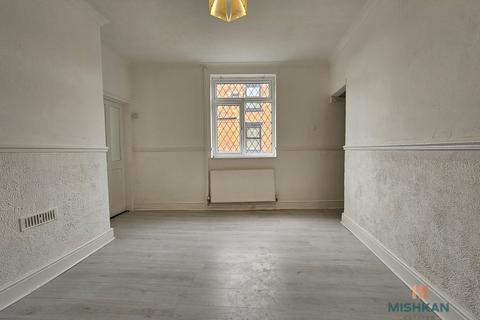4 bedroom semi-detached house to rent, Warrington Road, Abram, Wigan