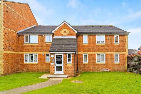 2 bedroom flat to rent, Redford Close, Feltham, TW13