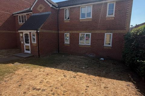 2 bedroom flat to rent, Redford Close, Feltham, TW13
