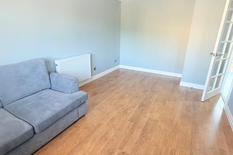 2 bedroom flat to rent, Redford Close, Feltham, TW13