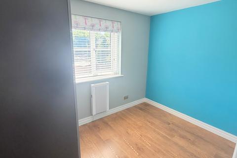 2 bedroom flat to rent, Redford Close, Feltham, TW13