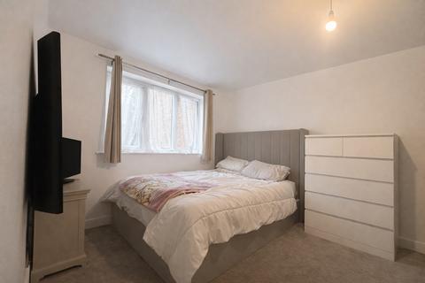 2 bedroom flat to rent, 2 Bed Flat, Chairborough Road, High Wycombe, Buckinghamshire, HP12 3QQ