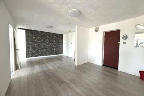 3 bedroom flat to rent, Oaktree Road, Southampton, Hampshire, SO18