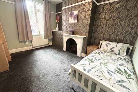 1 bedroom in a house share to rent, Liverpool Road, Manchester, M30