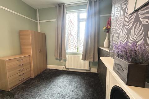 1 bedroom in a house share to rent, Liverpool Road, Manchester, M30