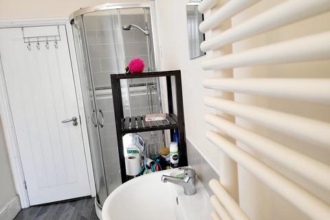 1 bedroom in a house share to rent, Liverpool Road, Manchester, M30
