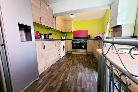 1 bedroom in a house share to rent, Liverpool Road, Manchester, M30