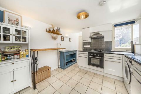 3 bedroom flat for sale, Shrubbery Road, London SW16