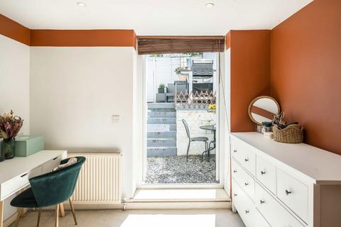 3 bedroom flat for sale, Shrubbery Road, London SW16