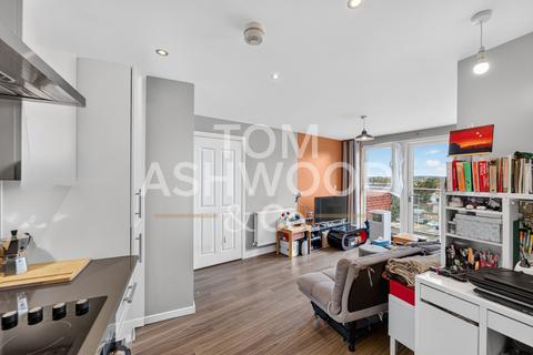 1 bedroom flat for sale, Brunel House, 4 Chancellor Way, Dagenham, RM8 2GQ